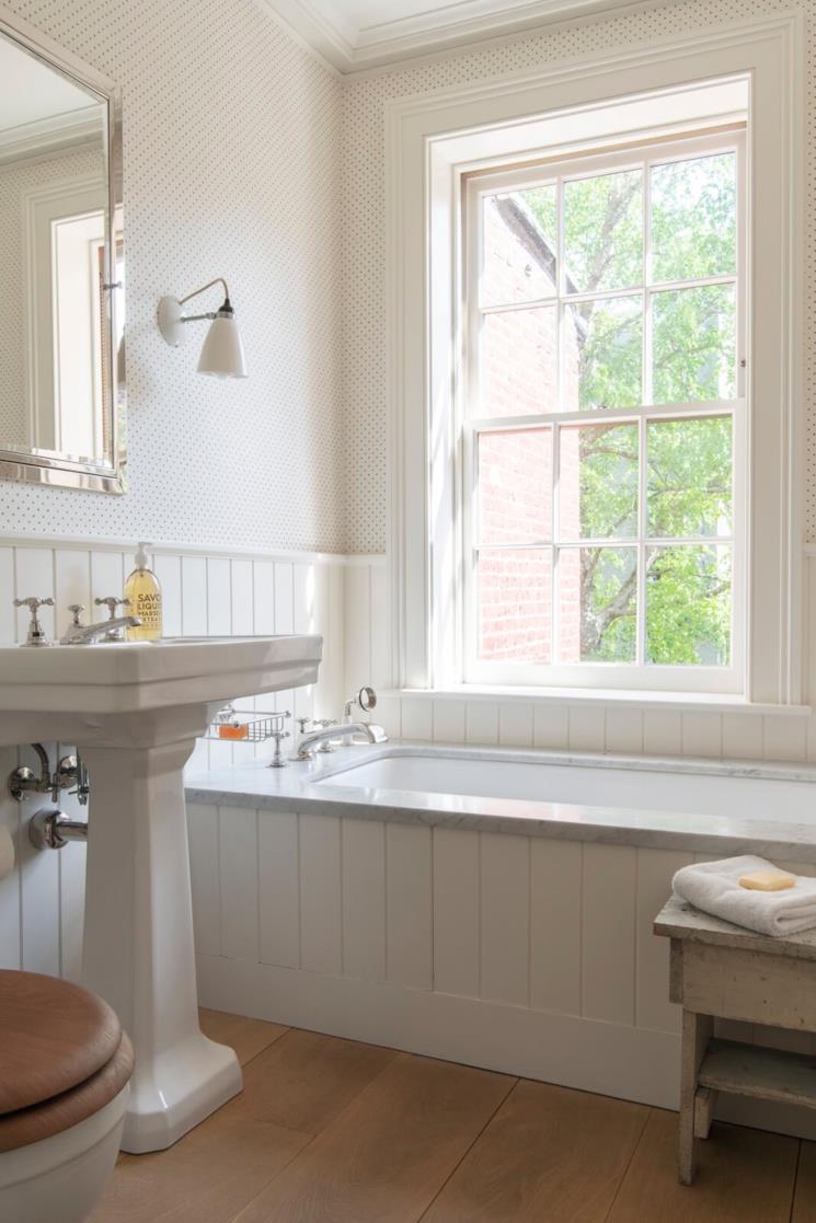 Bagno con boiserie bianca