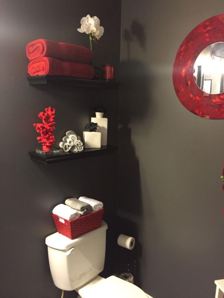 Bagno con accessori rossi e pareti grigie