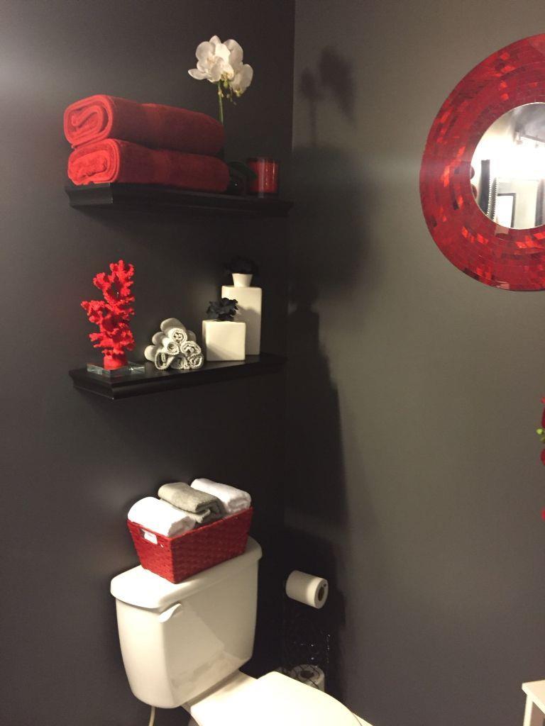 Bagno con accessori rossi e pareti grigie