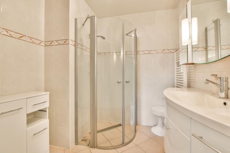 Box doccia semicircolare con piatto a filo pavimento 