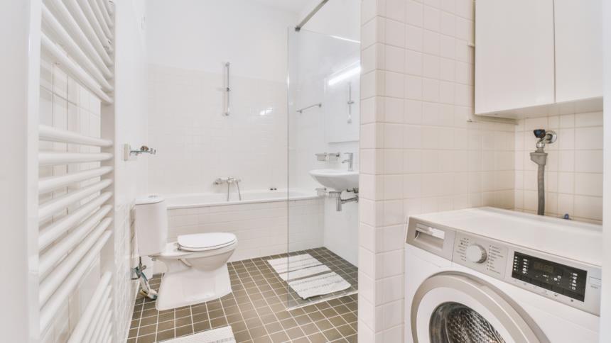 Labatrice inserita in un box nell'antimbagno sotto un mobiletto