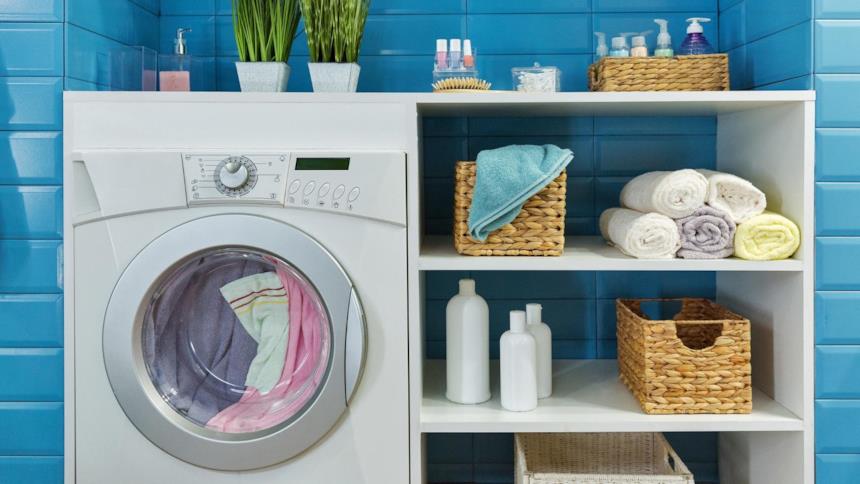 Lavatrice a incasso in un mobile bianco