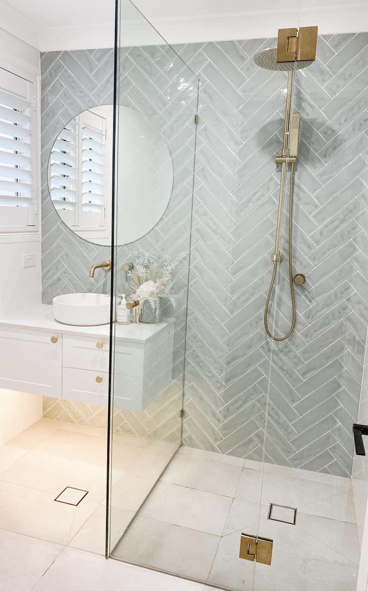 Doccia con soffione bronzo e mobile portalavabo bianco