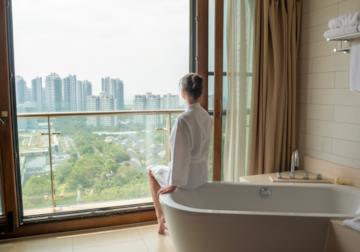 Bagno in stile glamour: prezioso ed essenziale