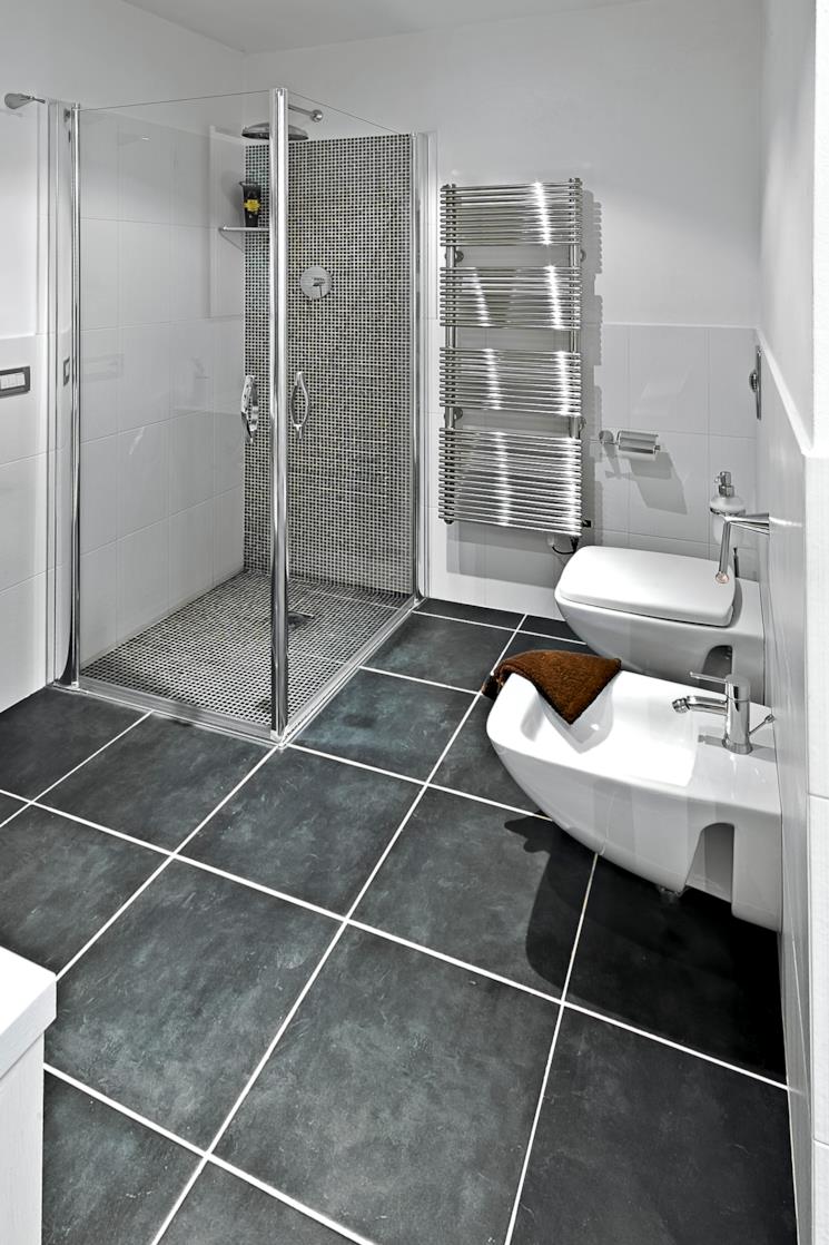 Bagno moderno con piastrelle grigie