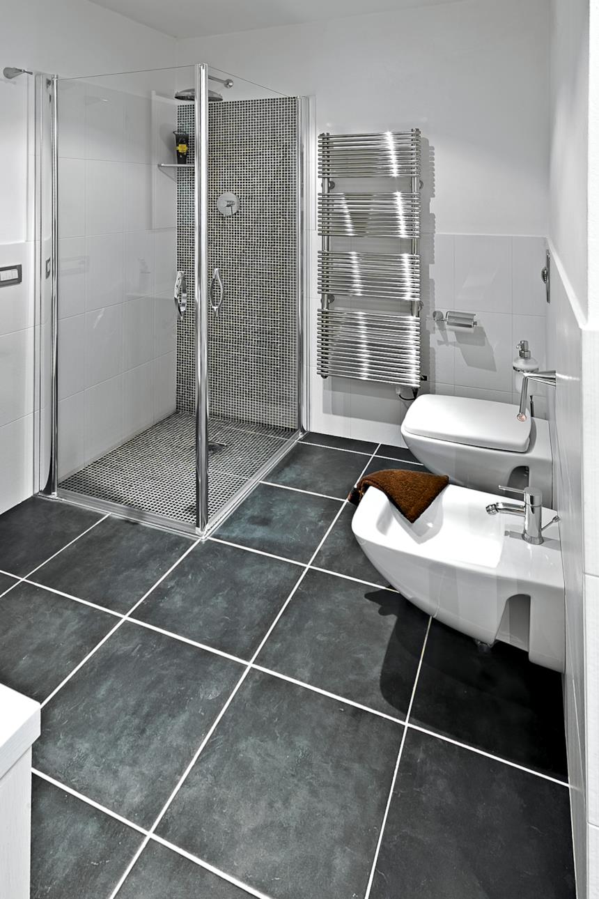 Bagno moderno con piastrelle grigie