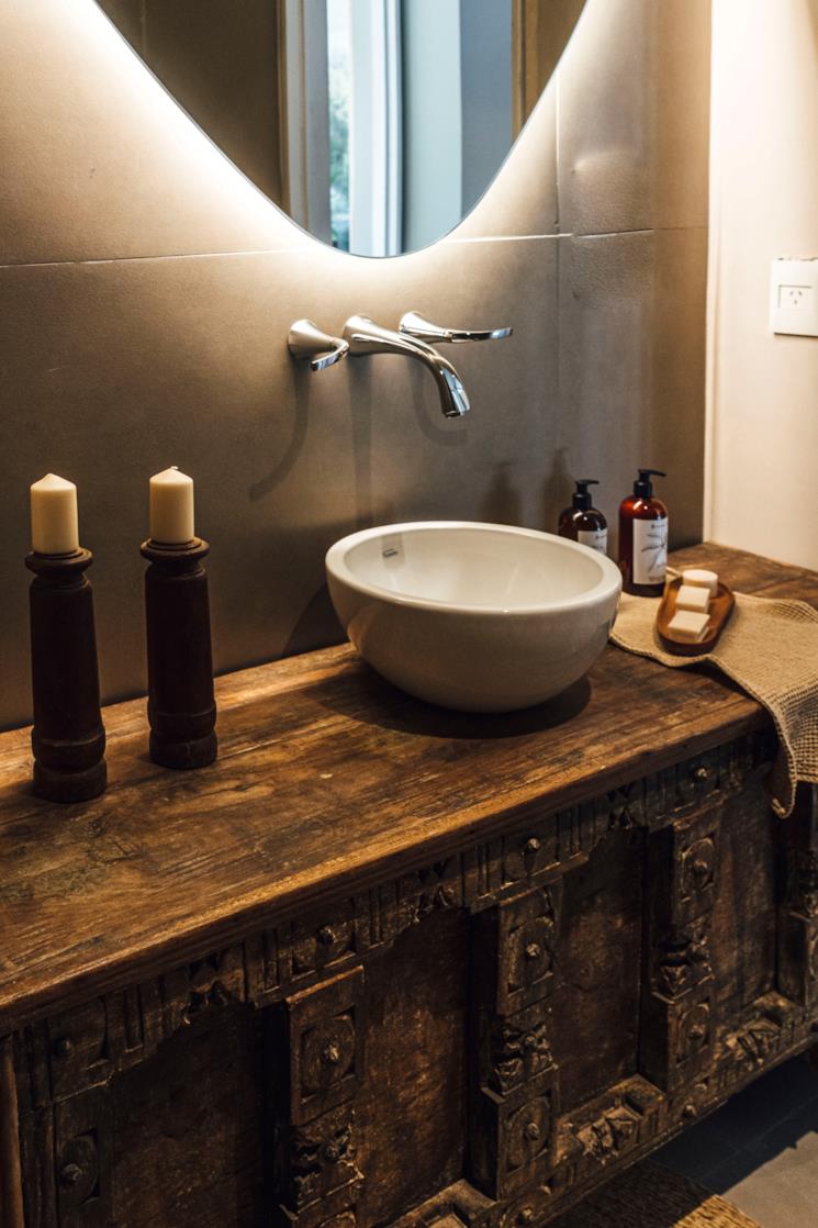 Portalavabo antico con rubinetteria moderna 