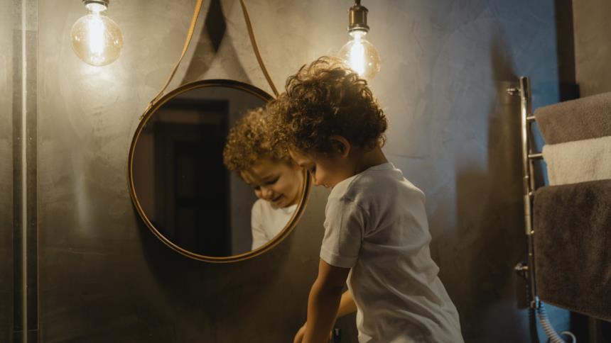 Bambino davanti lo specchio con luci