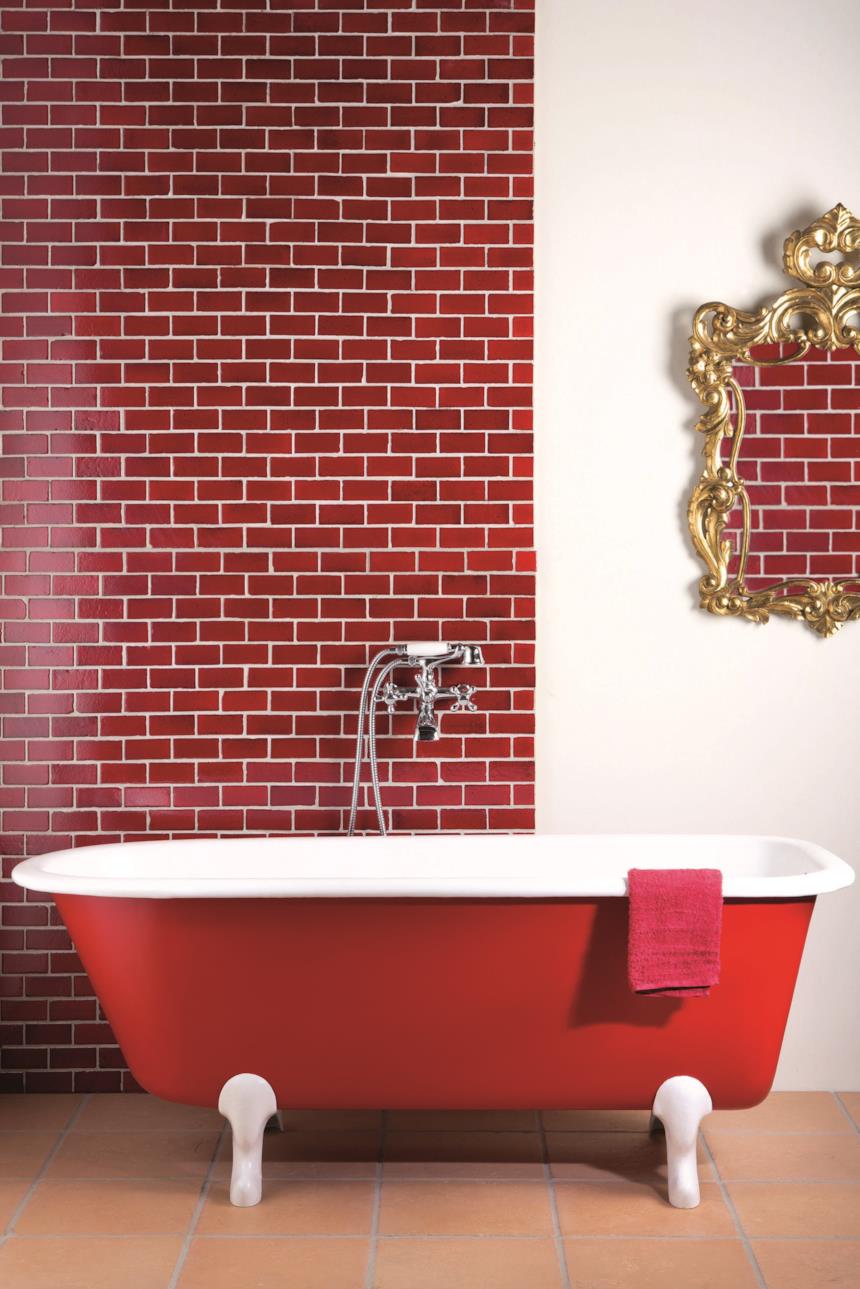 Foto di una vasca da bagno rossa