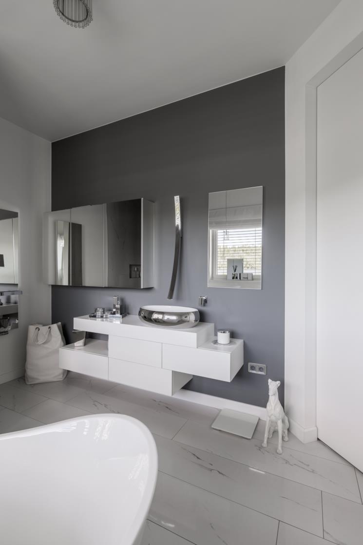 Bagno con mobile portalavabo asimmetrico 