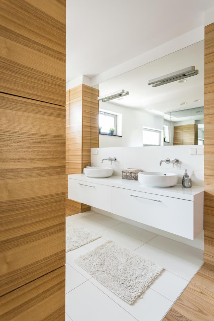 Bagno con doppio lavabo e dettagli in legno