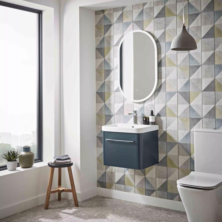 Bagno grigio con mobili blu