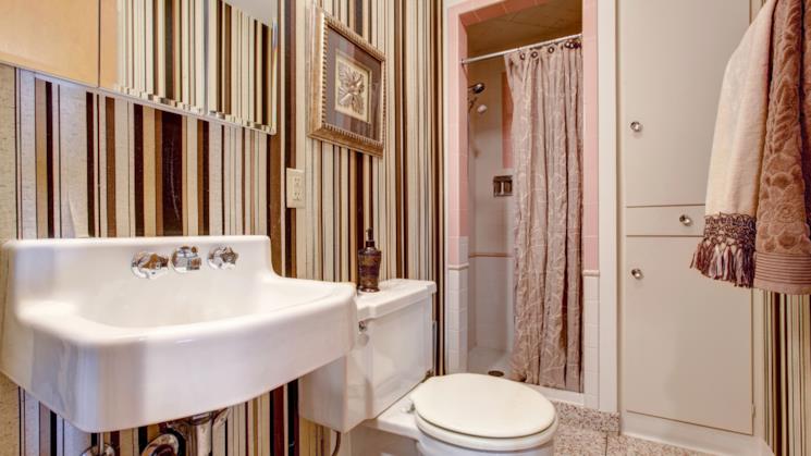 Carta da parati per il bagno geometrica a righe 