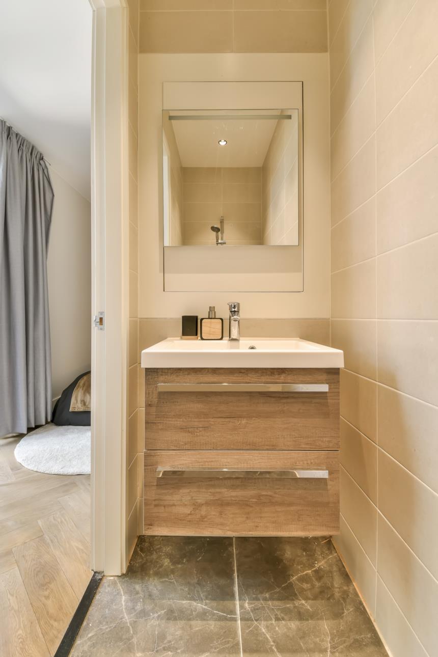 Bagno con rivestimenti beige