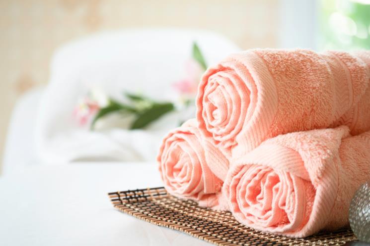 Asciugamani in bambù rosa vicino il lavandino 