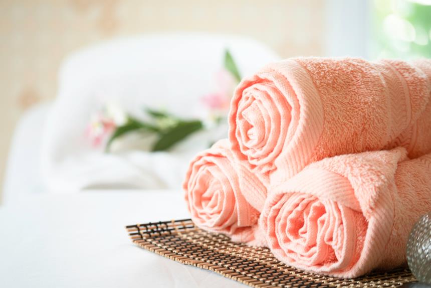 Asciugamani in bambù rosa vicino il lavandino 