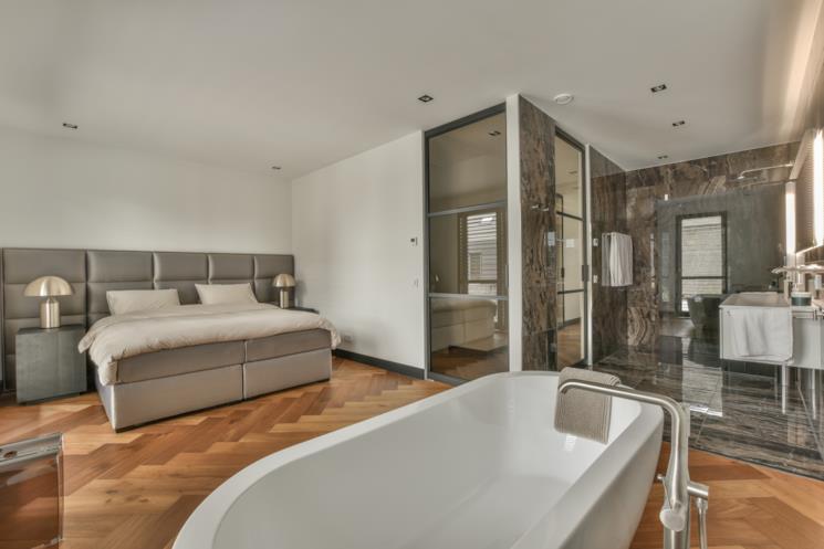 Camera da letto di grandi dimensioni con vasca freestanding 