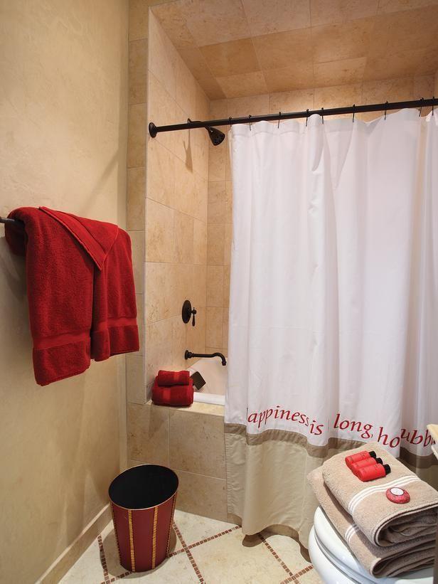 Foto di un bagno dalle pareti avana e gli accessori rossi