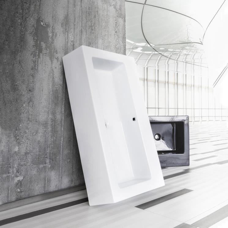 Lavabo rettangolare appoggiato contro un muro