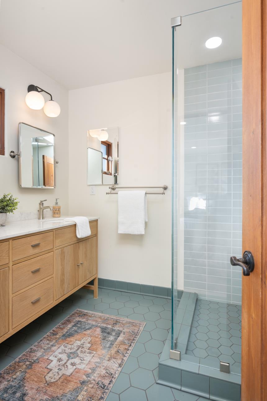 Portasciugamani a parete posizionato su un lato del bagno