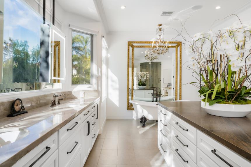 Bagno in stile classico con vasca freestanding 