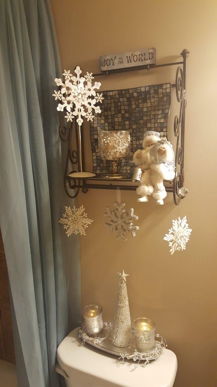 Mensola del bagno con statuetta di Babbo Natale e fiocchi di neve