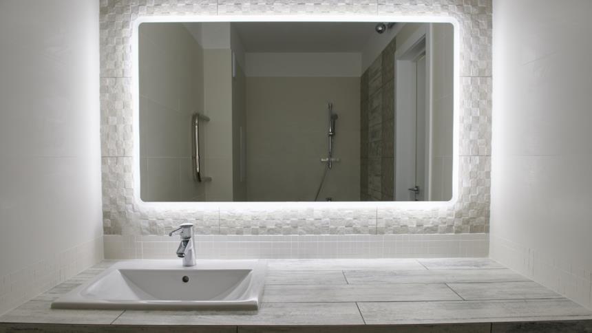 Bagno bianco con specchio retroilluminato