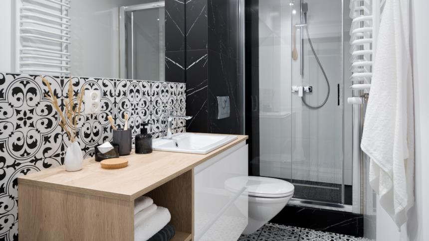 Bagno grigio con mobili in legno
