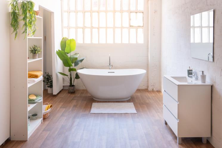 Bagno moderno con piante