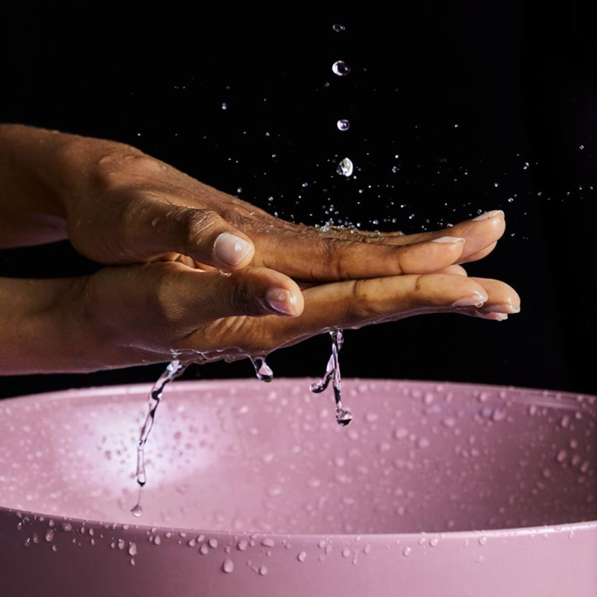 Kaldewei lavabo serie Miena colore rosa con sopra delle mani