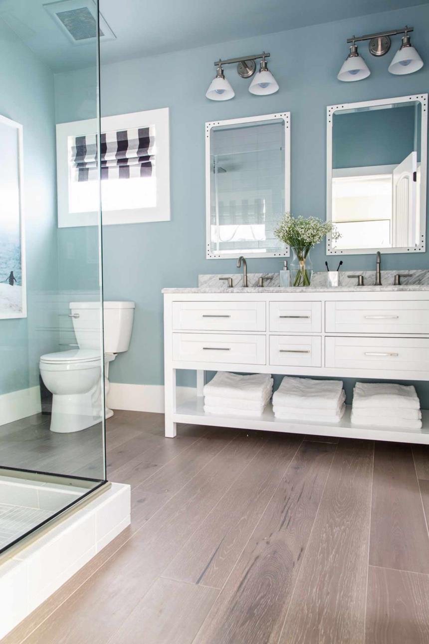 Bagno celeste con mobili bianchi