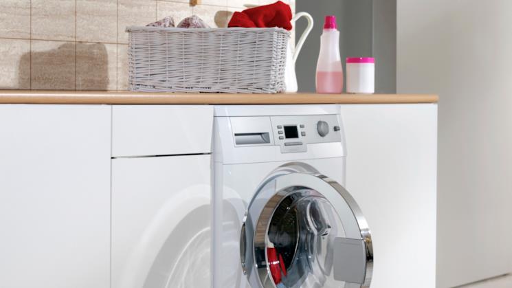 Lavatrice a incasso in un mobile