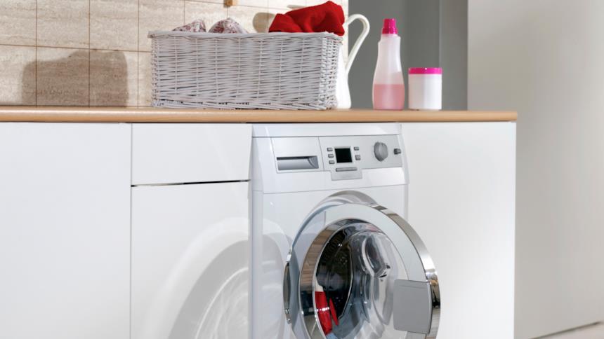 Lavatrice a incasso in un mobile