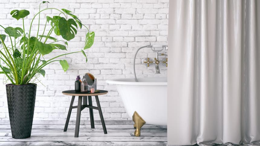 Bagno con tavolino in metallo