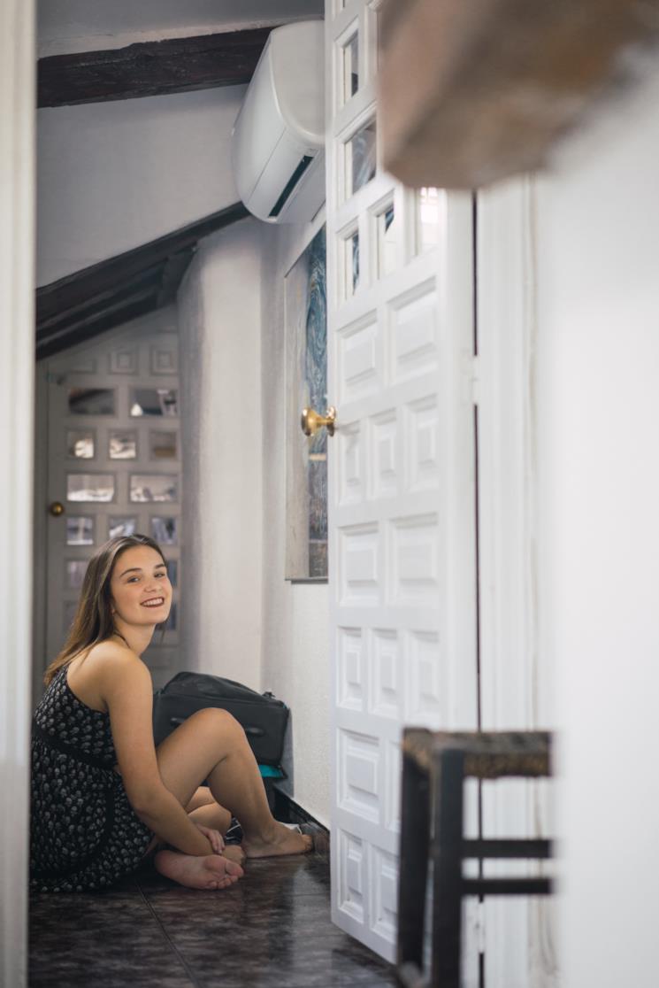 Ragazza seduta sotto un climatizzatore 