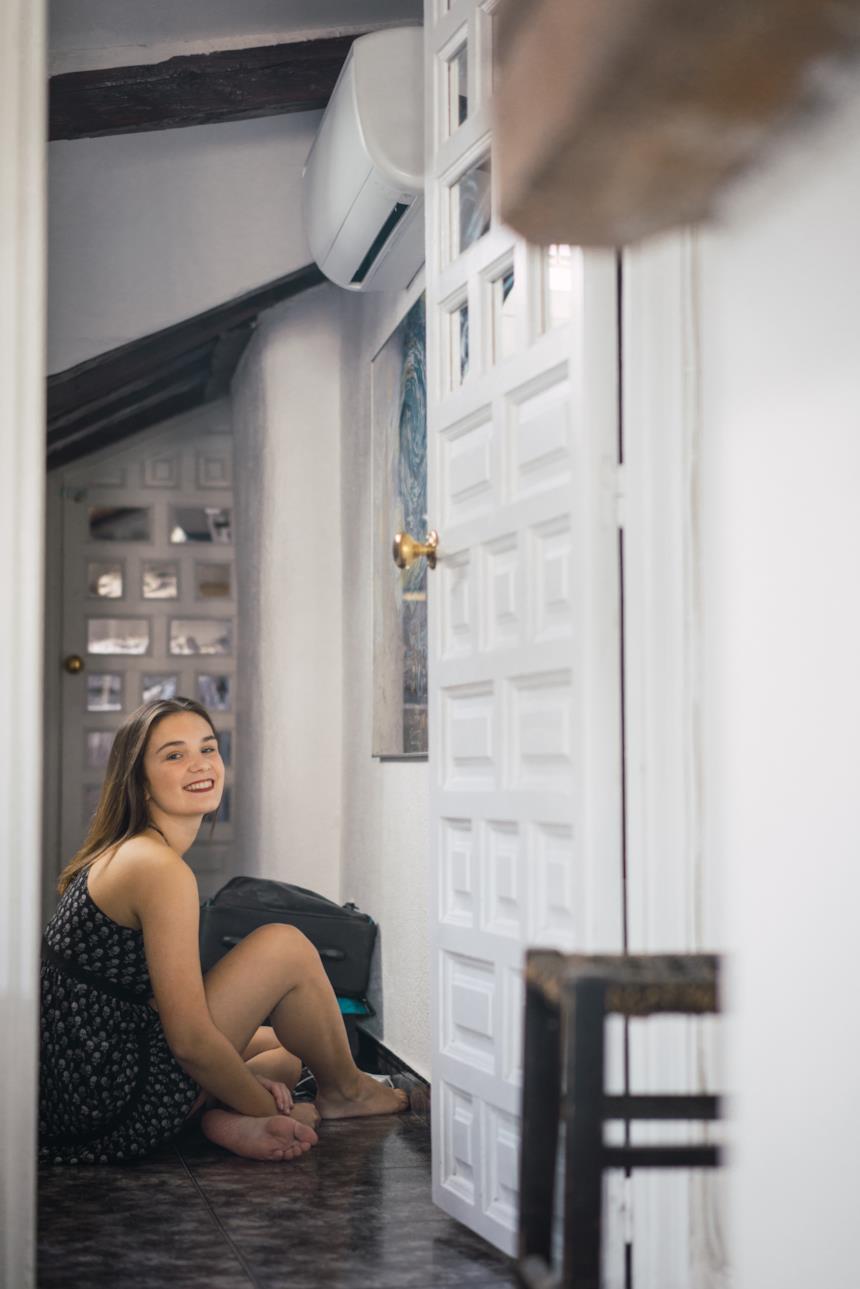 Ragazza seduta sotto un climatizzatore 