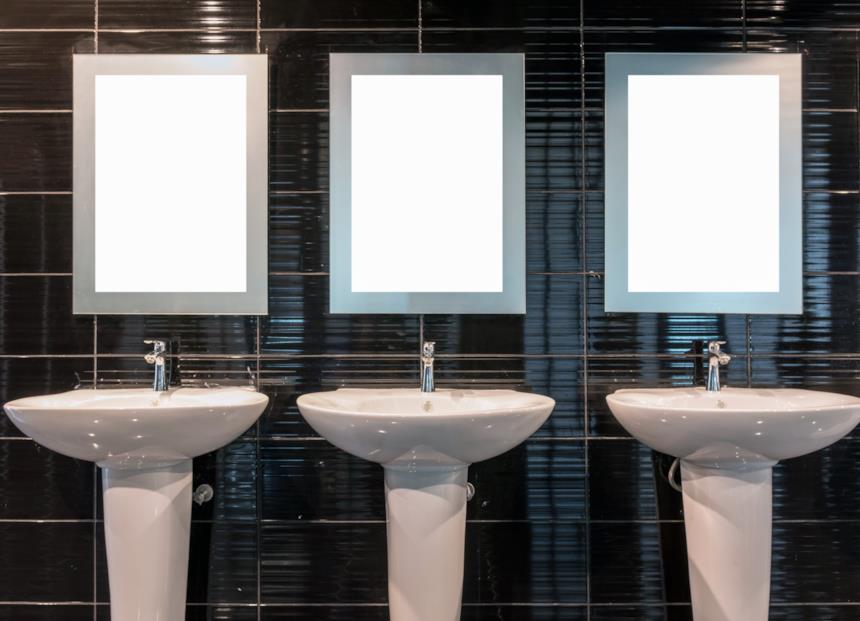 Serie di tre lavabi a colonna sovrastati da uno specchio