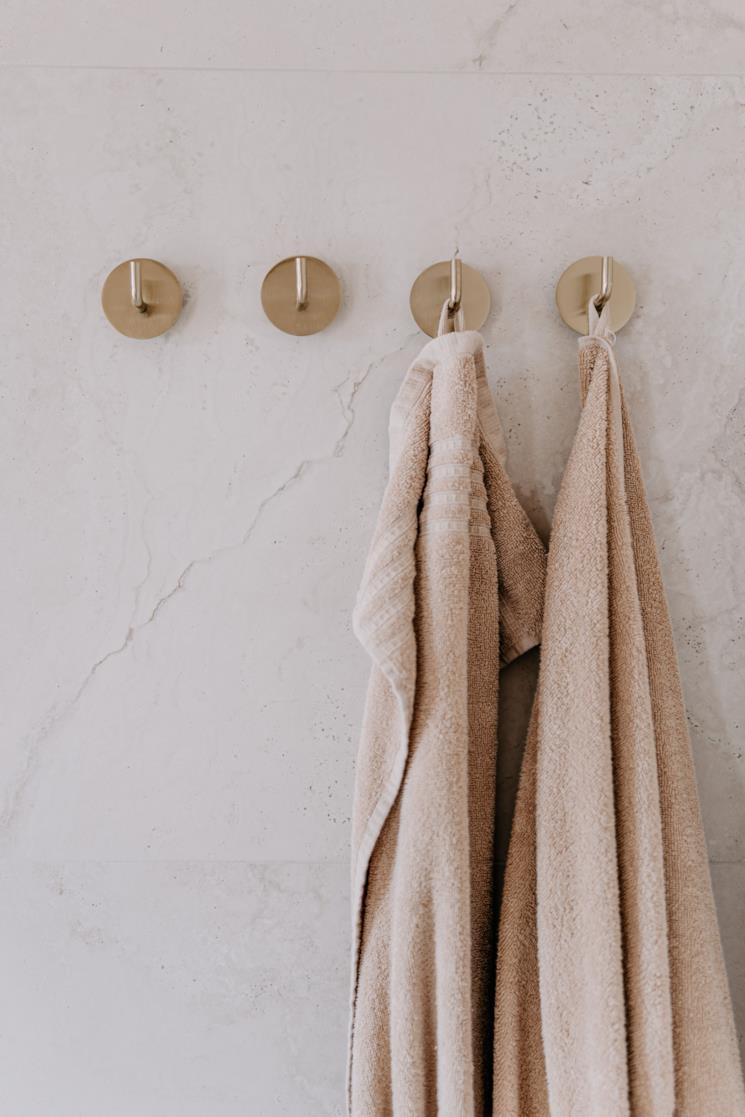 Ganci a parete con teli doccia