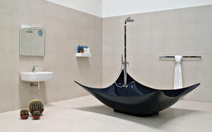 Bagno con vasca da bagno nera freestanding Leggera di Flaminia