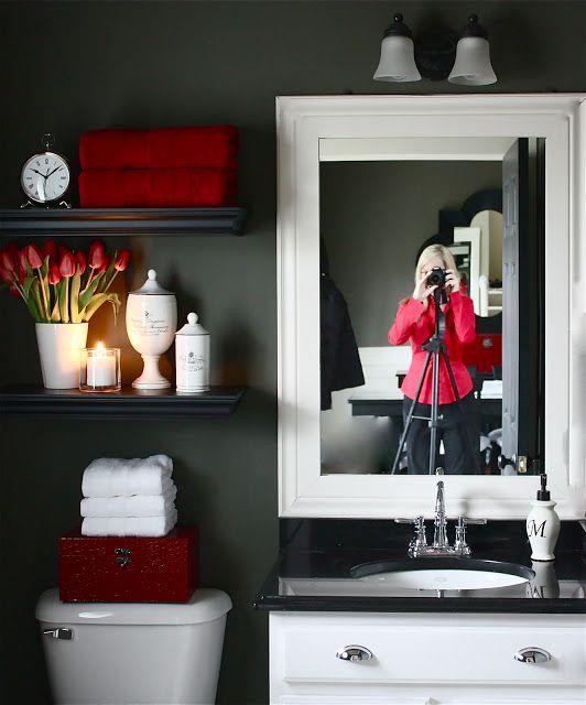 Foto di un bagno dalla parete grigia e accessori rossi