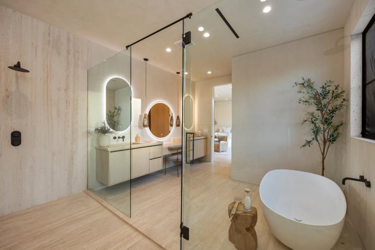 Bagno contenmporaneo e minimalista con specchi retroilluminati