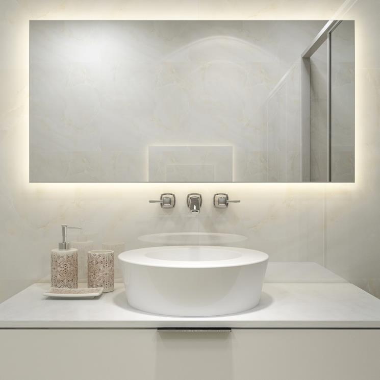 Specchio rertroillimato in un bagno bianco