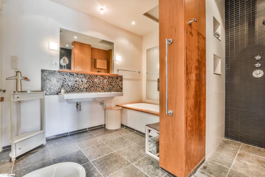 Bagno grande con doccia e vasca