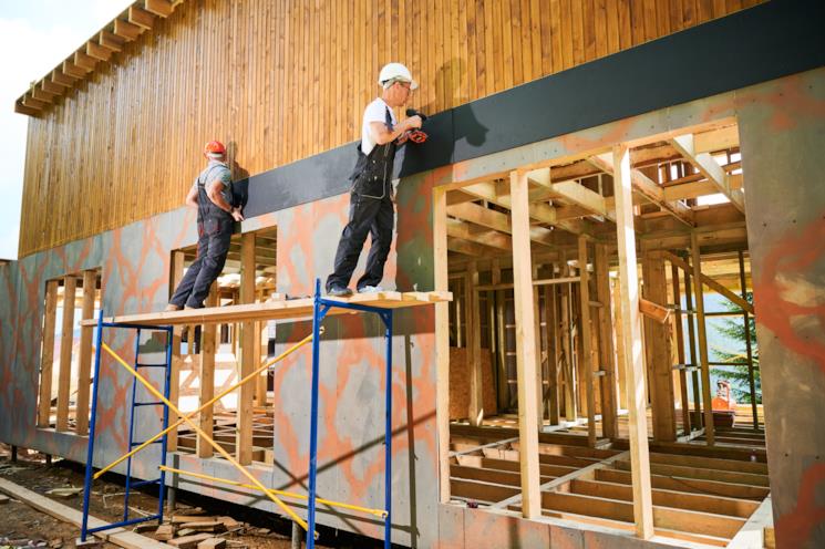 Operai al lavoro all'esterno di un edificio 