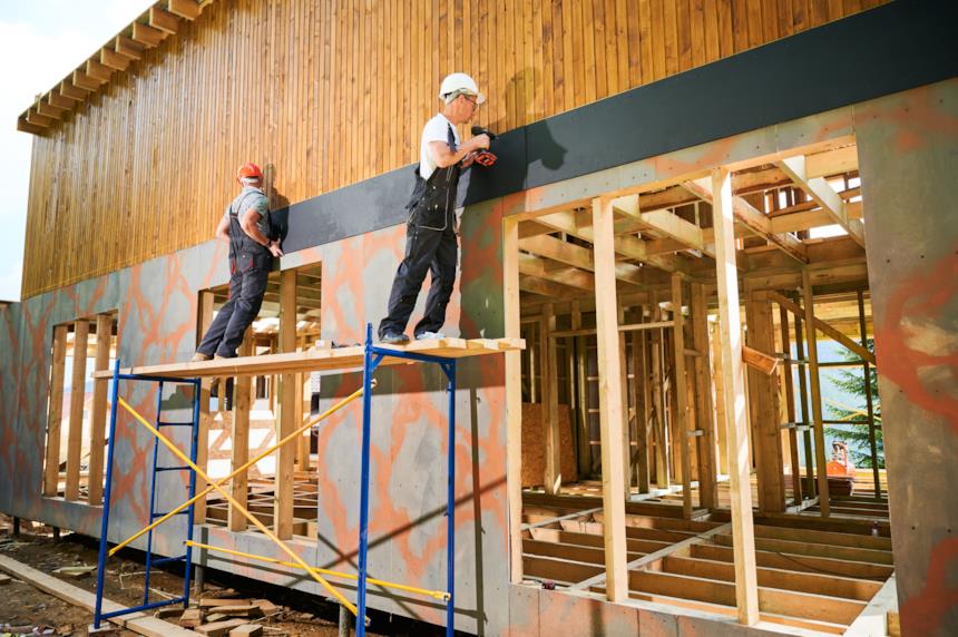 Operai al lavoro all'esterno di un edificio 
