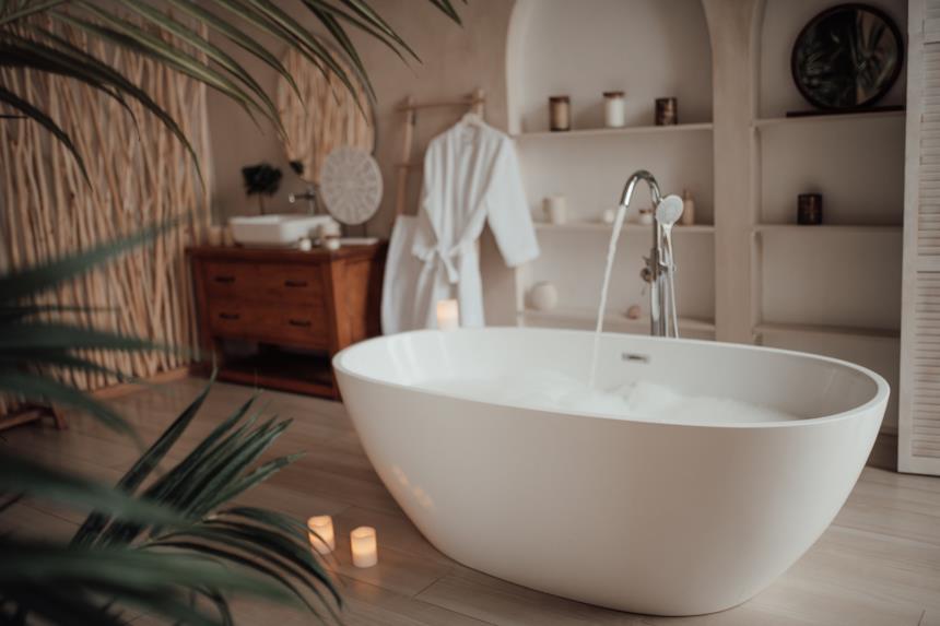 Vasca freestanding che viene riempita d'acqua 