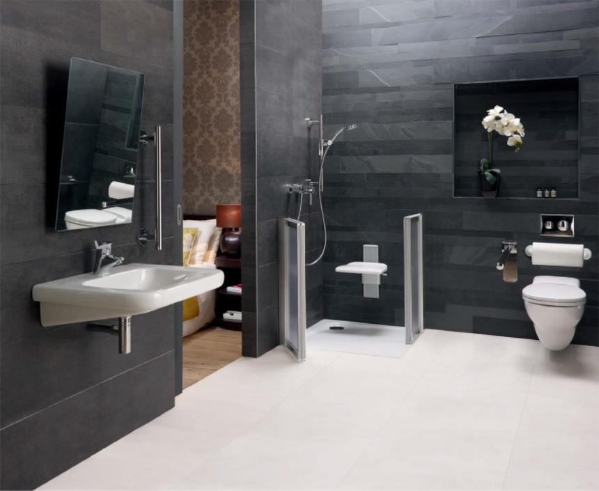 Bagno per diversamente abili con lavabo, doccia e water