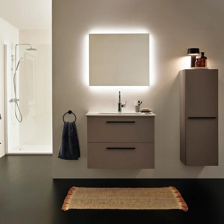 Bagno completo con sanitari sospesi