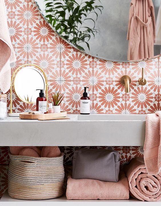 Bagno con piastrelle con decorazione floreale rosa