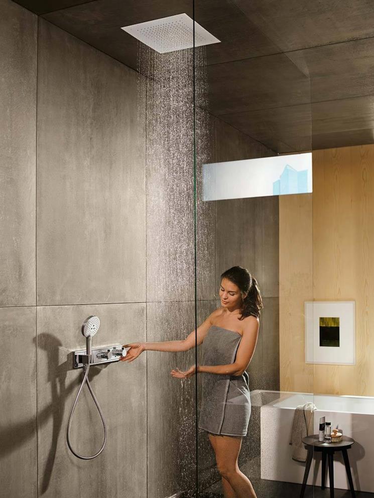 Donna nel box doccia con miscelatore a parete Rainselect